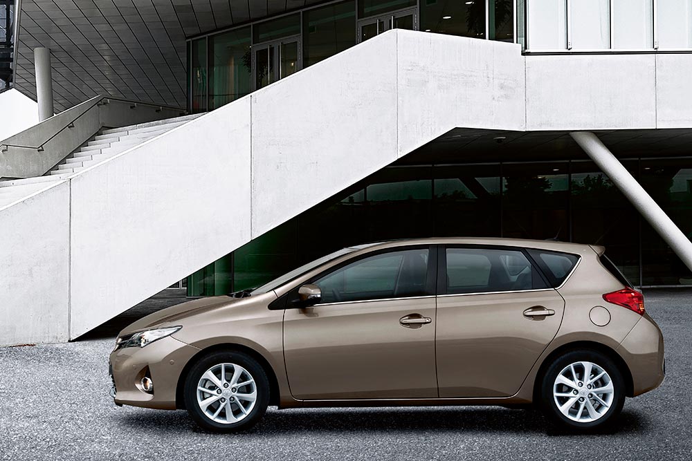 https://autogreeknews.gr/wp-content/uploads/2021/10/Toyota-Auris-2012-2.jpg