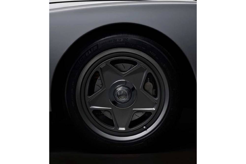 https://autogreeknews.gr/wp-content/uploads/2021/10/fioravanti-ferrari-testarossa-restomod-wheel.jpg