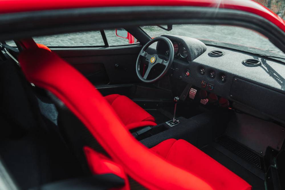 https://autogreeknews.gr/wp-content/uploads/2021/10/this-1989-ferrari-f40-has-hardly-seen-the-light-of-8.jpg