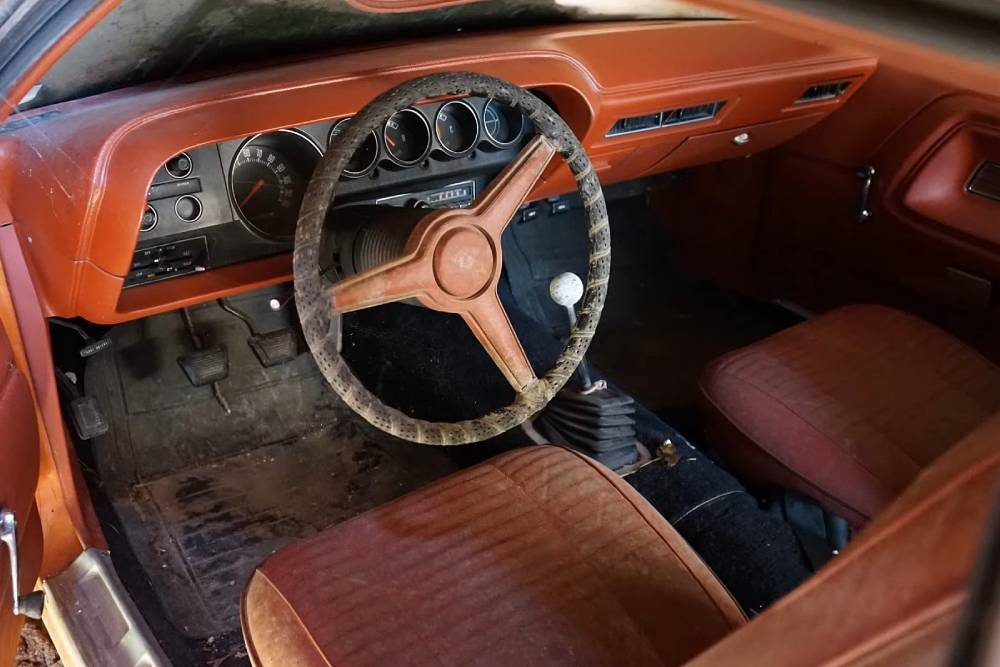 https://autogreeknews.gr/wp-content/uploads/2021/11/1970-dodge-challenger-parked-for-35-years-is-a-rat-1.jpg