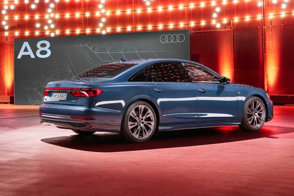 https://autogreeknews.gr/wp-content/uploads/2021/11/2022-audi-a8-s-line-2.jpg