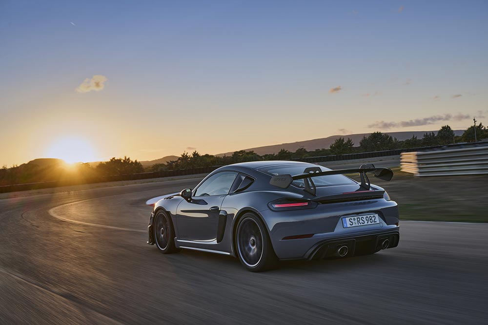 https://autogreeknews.gr/wp-content/uploads/2021/11/2022_Porsche_718_Cayman_GT4_RS_3.jpg