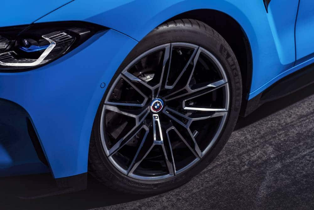 https://autogreeknews.gr/wp-content/uploads/2021/11/BMW-M-Anniversary-Emblem-And-Colours-5.jpg