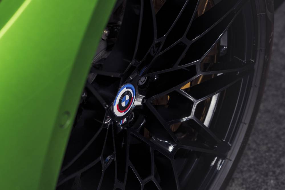 https://autogreeknews.gr/wp-content/uploads/2021/11/BMW-M-Anniversary-Emblem-And-Colours-7.jpg