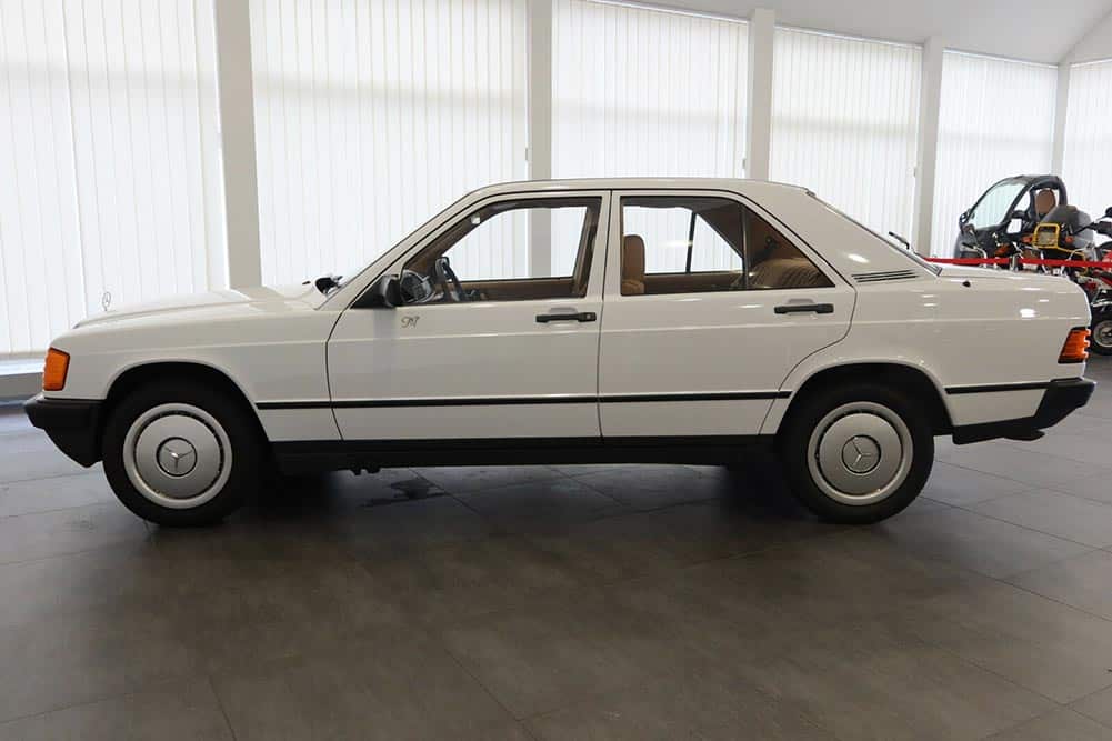 https://autogreeknews.gr/wp-content/uploads/2021/11/Mercedes-190D-1987-8.jpg