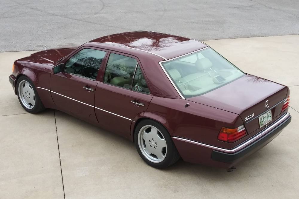 https://autogreeknews.gr/wp-content/uploads/2021/11/Mercedes-Benz-500E-2.jpg