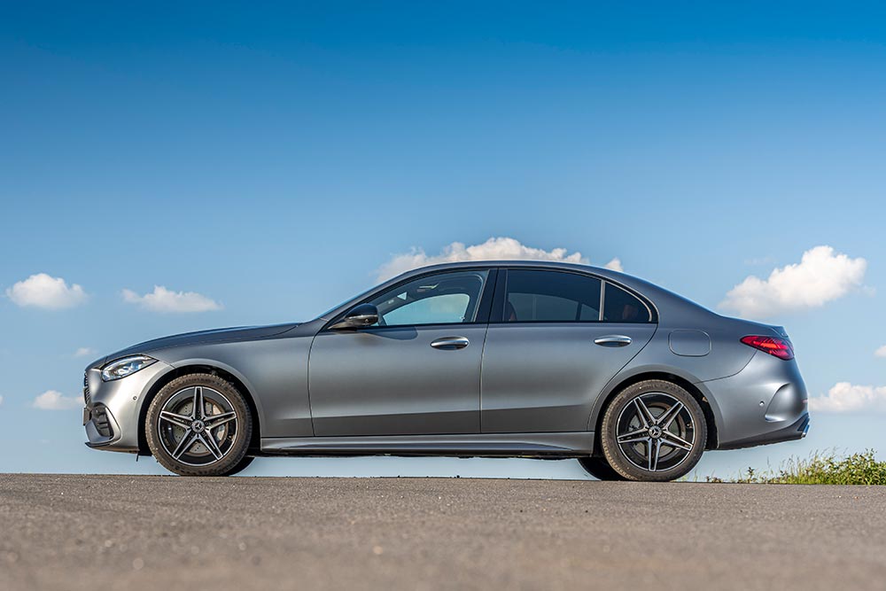 https://autogreeknews.gr/wp-content/uploads/2021/11/Mercedes-C-300-e-8.jpg