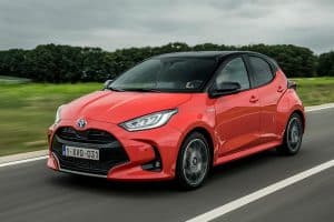 Toyota-Yaris-Hybrid-2020-(1)