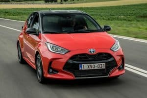 Toyota-Yaris-Hybrid-2020-(2)