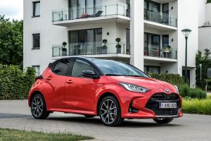 Toyota-Yaris-Hybrid-2020-(4)