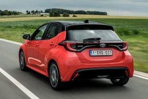 Toyota-Yaris-Hybrid-2020-(6)