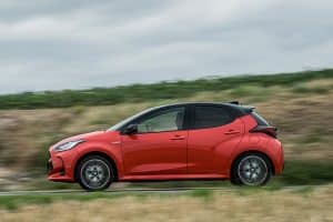 Toyota-Yaris-Hybrid-2020-(7)