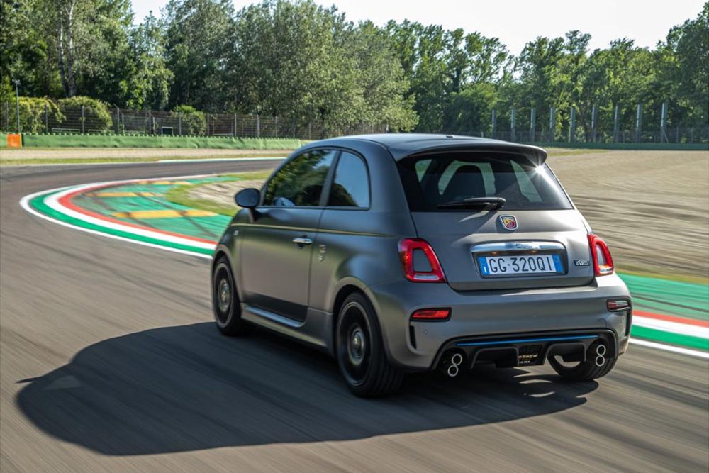 https://autogreeknews.gr/wp-content/uploads/2021/11/abarth-595-2.jpg