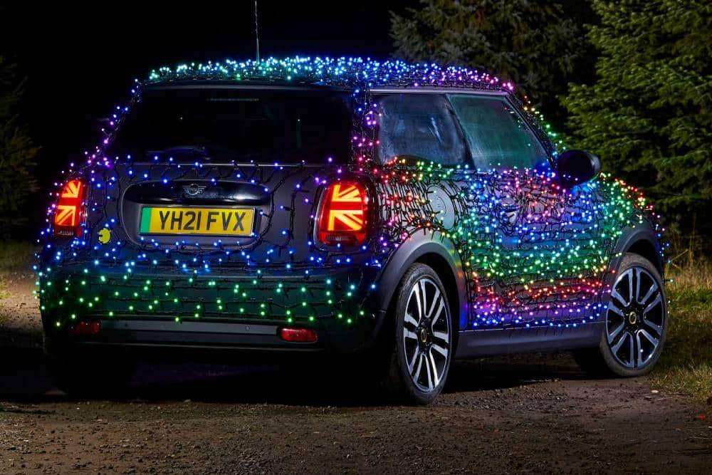 https://autogreeknews.gr/wp-content/uploads/2021/11/mini-electric-wrapped-in-2-000-led-lights-back.jpg