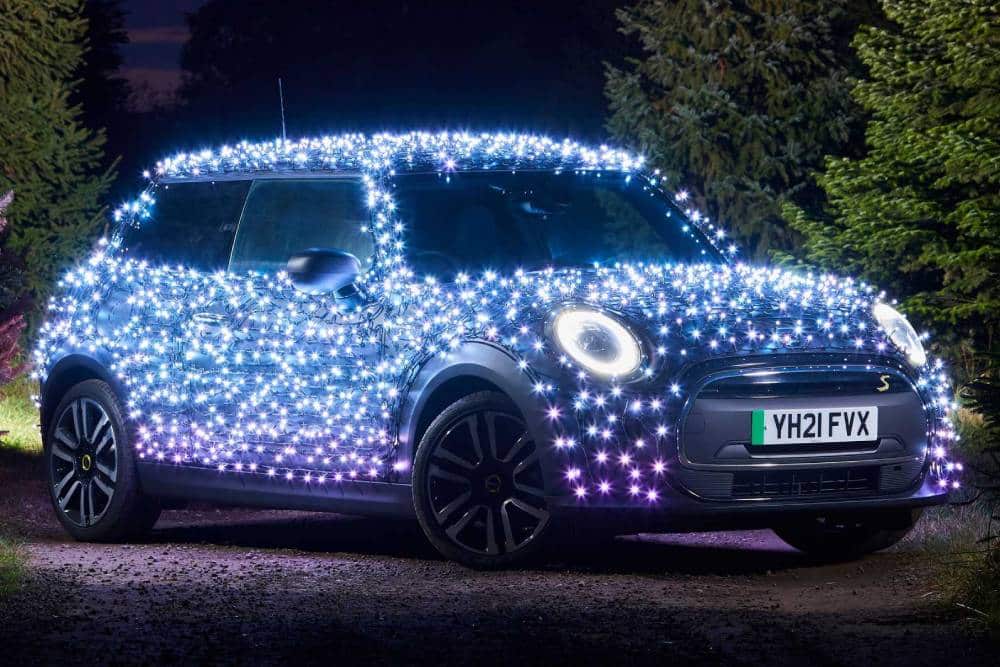 https://autogreeknews.gr/wp-content/uploads/2021/11/mini-electric-wrapped-in-2-000-led-lights-front-th-2.jpg