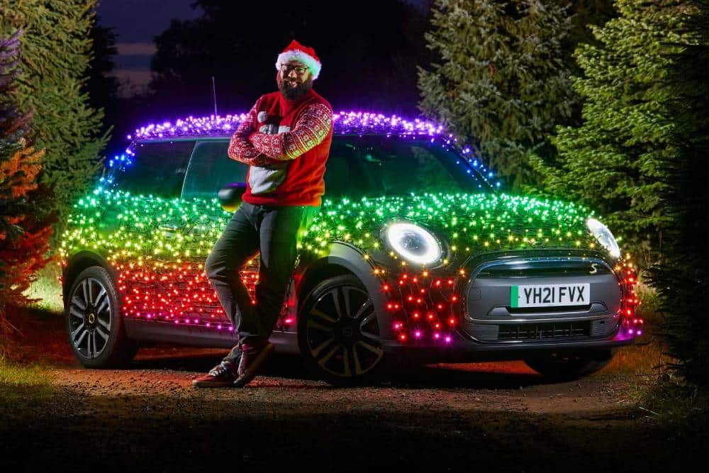 https://autogreeknews.gr/wp-content/uploads/2021/11/mini-electric-wrapped-in-2-000-led-lights-front-th-3.jpg