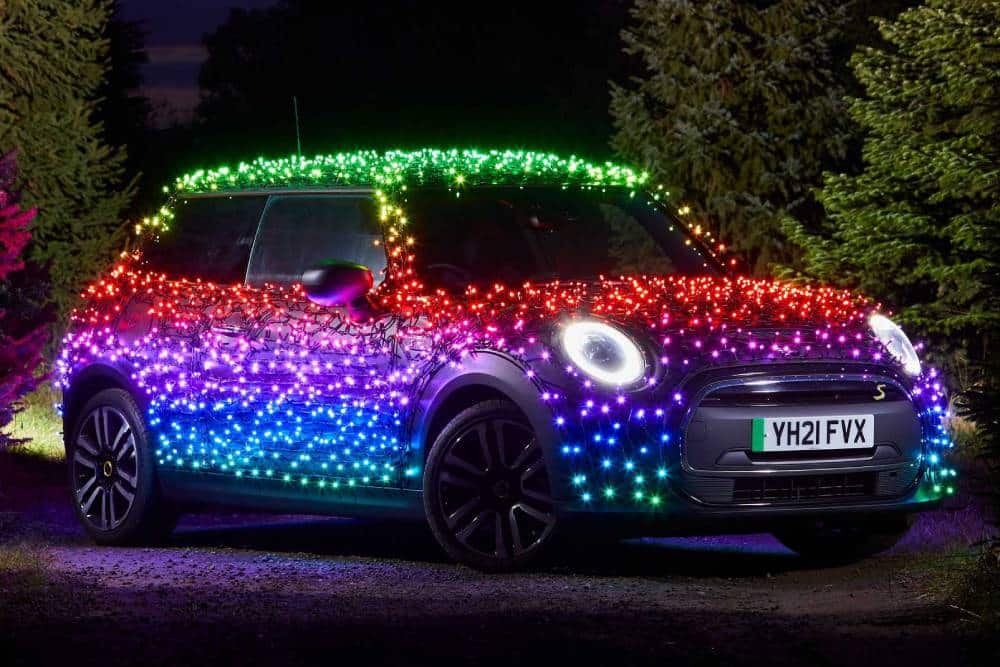 https://autogreeknews.gr/wp-content/uploads/2021/11/mini-electric-wrapped-in-2-000-led-lights-front-th.jpg