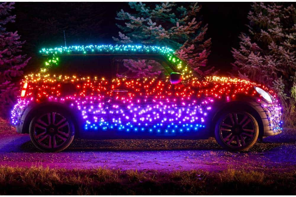 https://autogreeknews.gr/wp-content/uploads/2021/11/mini-electric-wrapped-in-2-000-led-lights-side.jpg
