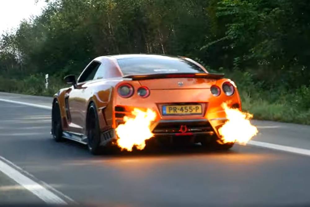 https://autogreeknews.gr/wp-content/uploads/2021/11/r35-nissan-gt-r-shoots-insane-flames-makes-autobah.jpg