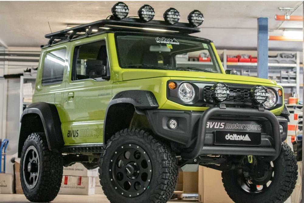 https://autogreeknews.gr/wp-content/uploads/2021/11/suzuki-jimny-with-portal-axles-by-delta4x4-front-e.jpg