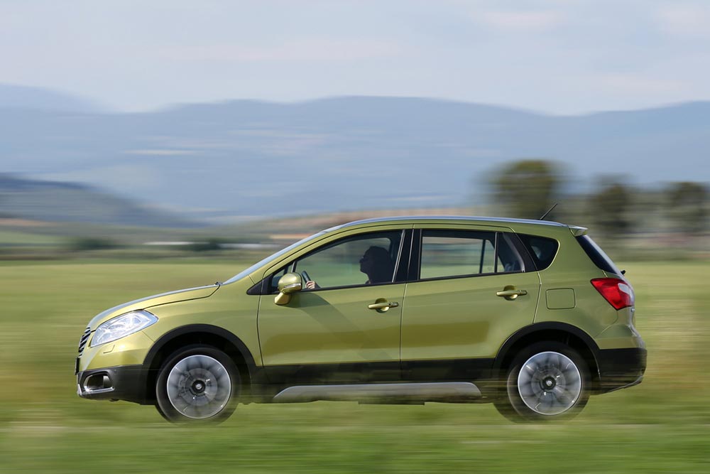 https://autogreeknews.gr/wp-content/uploads/2021/11/suzuki-sx4-2013-4.jpg