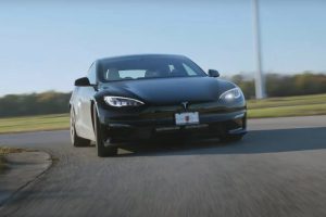 tesla model s plaid on track 02