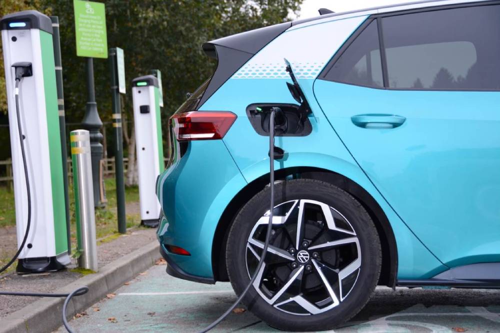https://autogreeknews.gr/wp-content/uploads/2021/11/vw-id.3-charging.jpg