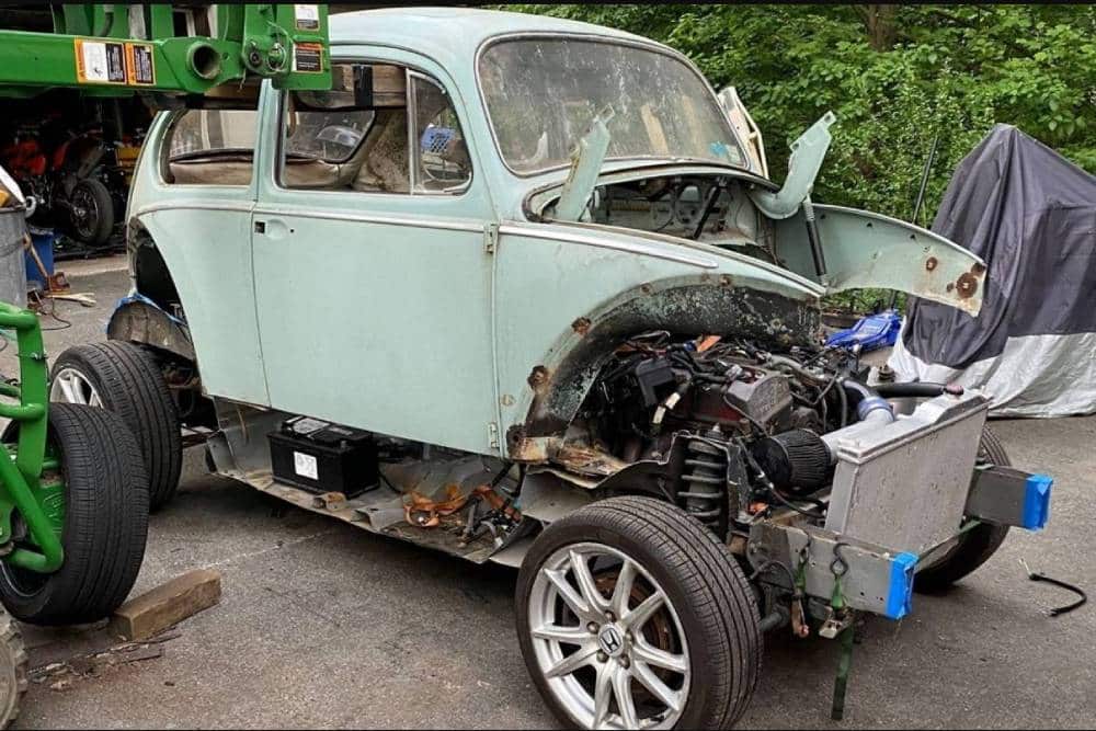 https://autogreeknews.gr/wp-content/uploads/2021/11/wrecked-honda-s2000-lives-on-as-vw-beetle-02.jpg