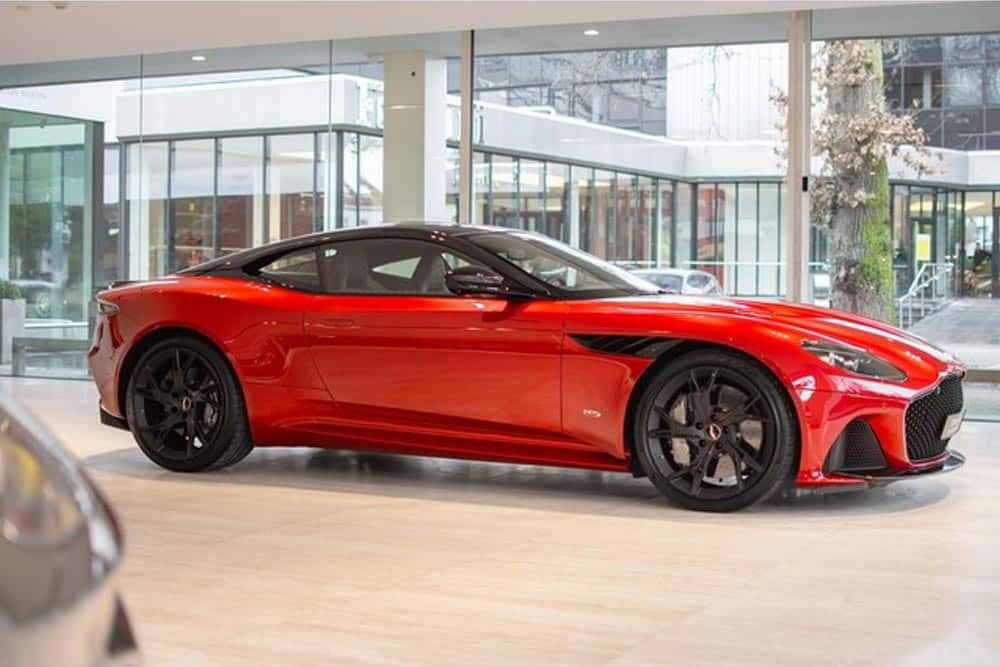 https://autogreeknews.gr/wp-content/uploads/2021/12/Aston_Martin_DBS_Superleggera_Max_Verstappen_profile.jpg