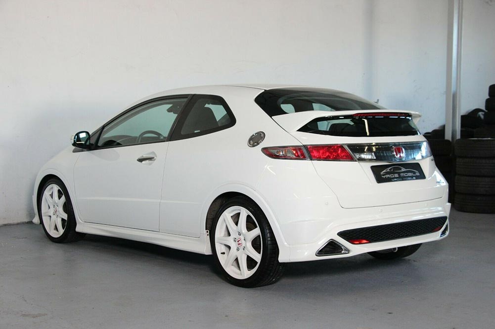 https://autogreeknews.gr/wp-content/uploads/2021/12/Honda-Civic-Type-R-Championship-White-Edition-2.jpg