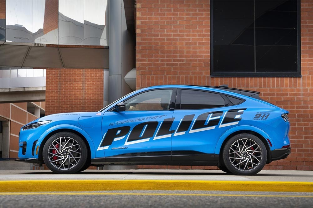 https://autogreeknews.gr/wp-content/uploads/2021/12/Mustang-Mach-GT-E-Police-Car-plai.jpg