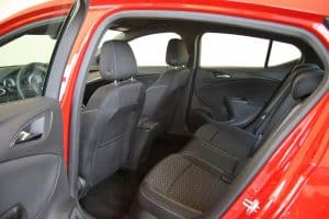 Opel-Astra-2016-piso-kathisma