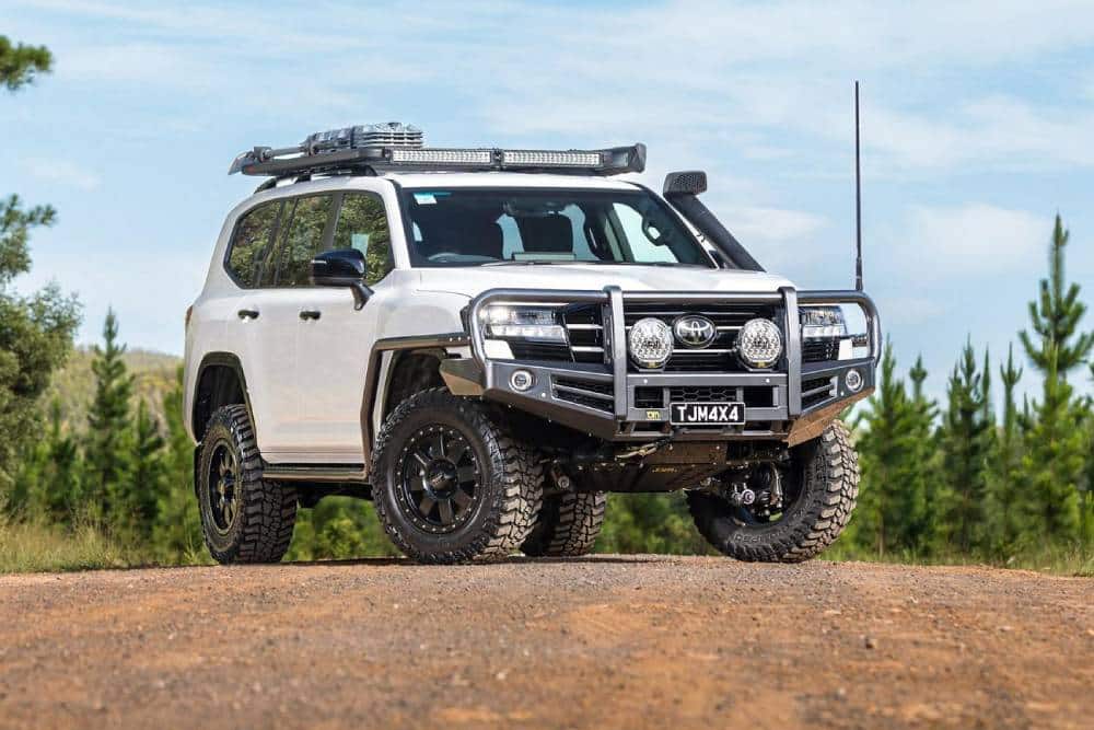 https://autogreeknews.gr/wp-content/uploads/2021/12/Toyota-Land-Cruiser-Series-300-tuned-by-TJM-3.jpg
