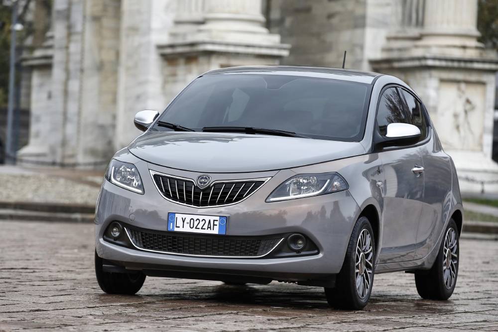https://autogreeknews.gr/wp-content/uploads/2021/12/Ypsilon-Alberta-Ferretti-2.jpg
