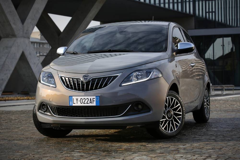 https://autogreeknews.gr/wp-content/uploads/2021/12/Ypsilon-Alberta-Ferretti-3.jpg