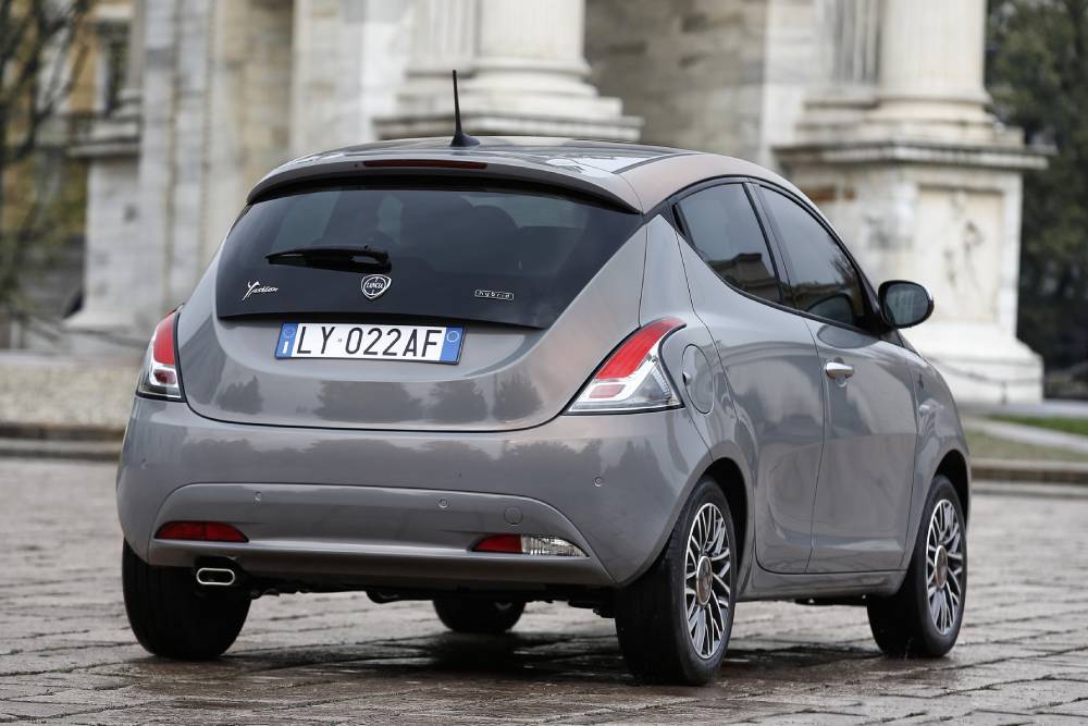 https://autogreeknews.gr/wp-content/uploads/2021/12/Ypsilon-Alberta-Ferretti-4.jpg