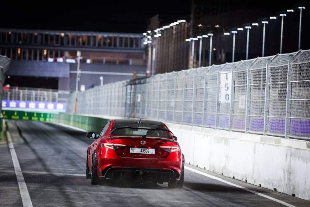 https://autogreeknews.gr/wp-content/uploads/2021/12/alfa-romeo-giulia-gtam-jeddah-circuit-04.jpg