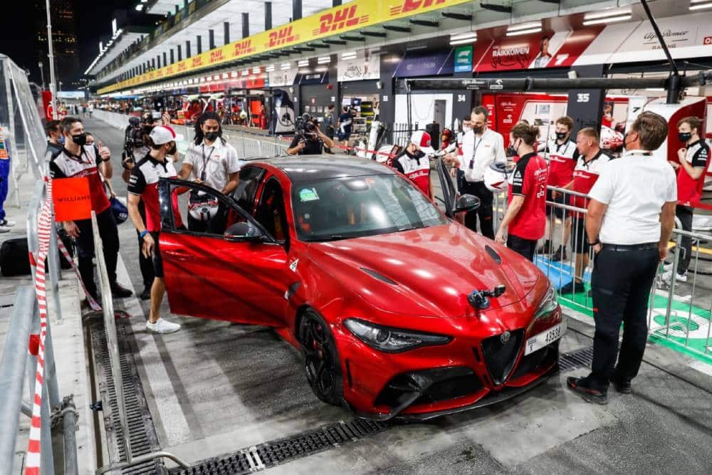 https://autogreeknews.gr/wp-content/uploads/2021/12/alfa-romeo-giulia-gtam-jeddah-circuit-06.jpg
