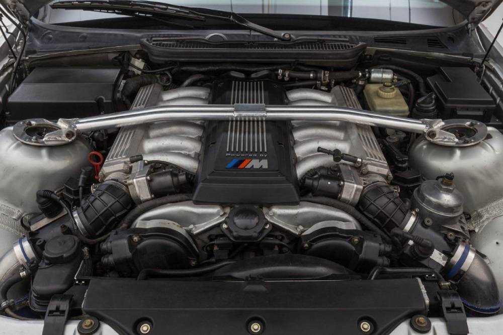 https://autogreeknews.gr/wp-content/uploads/2021/12/bmw-compact-with-v12-engine-for-sale-2.jpg