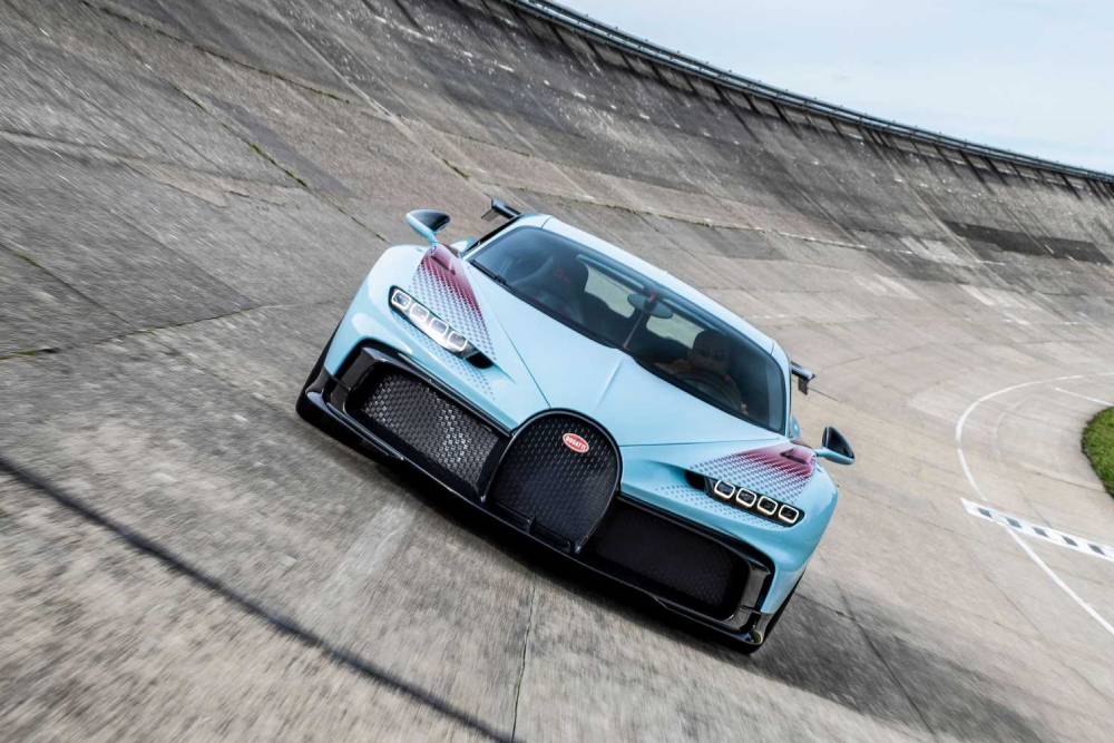 https://autogreeknews.gr/wp-content/uploads/2021/12/bugatti-sur-mesure-chiron-pur-sport.jpg