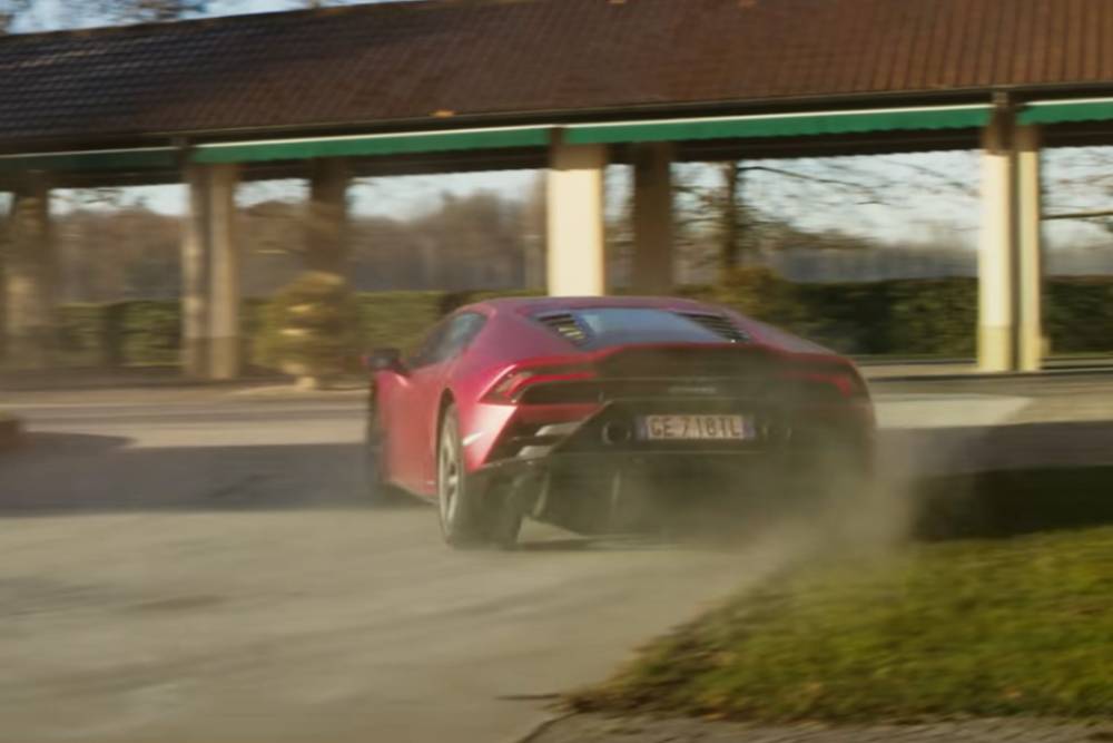 https://autogreeknews.gr/wp-content/uploads/2021/12/christmas-drift-lamborghini-huracan.jpg