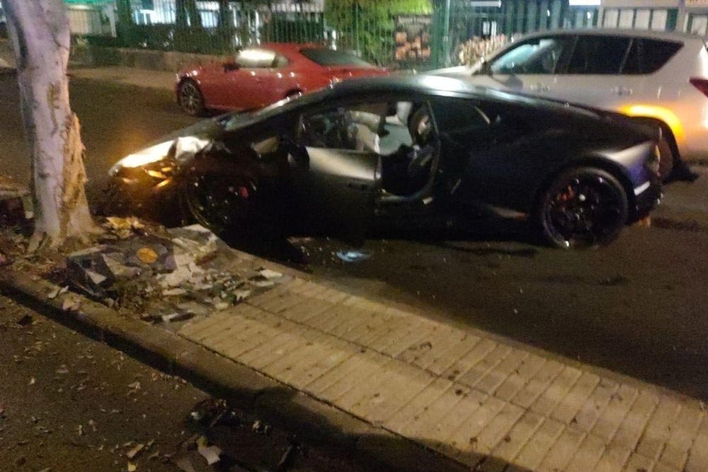 https://autogreeknews.gr/wp-content/uploads/2021/12/lambo-huracan-crash-2.jpg