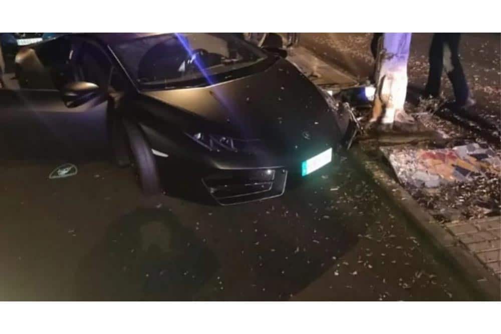 https://autogreeknews.gr/wp-content/uploads/2021/12/lambo-huracan-crash-3.jpg