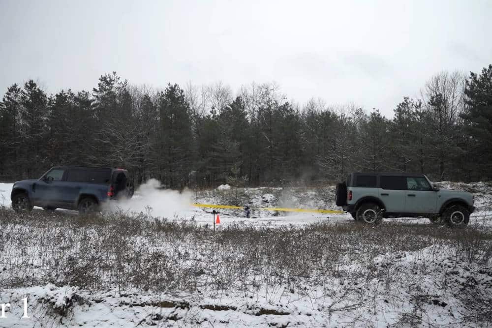 Land Rover Defender τα βάζει με Ford Bronco (+video)
