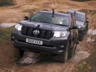 toyota-hilux-takes-on-a-land-cruiser-in-an-uphill-