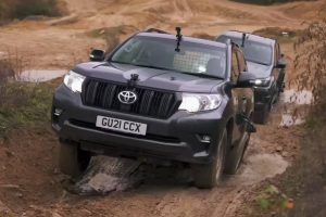 toyota-hilux-takes-on-a-land-cruiser-in-an-uphill-