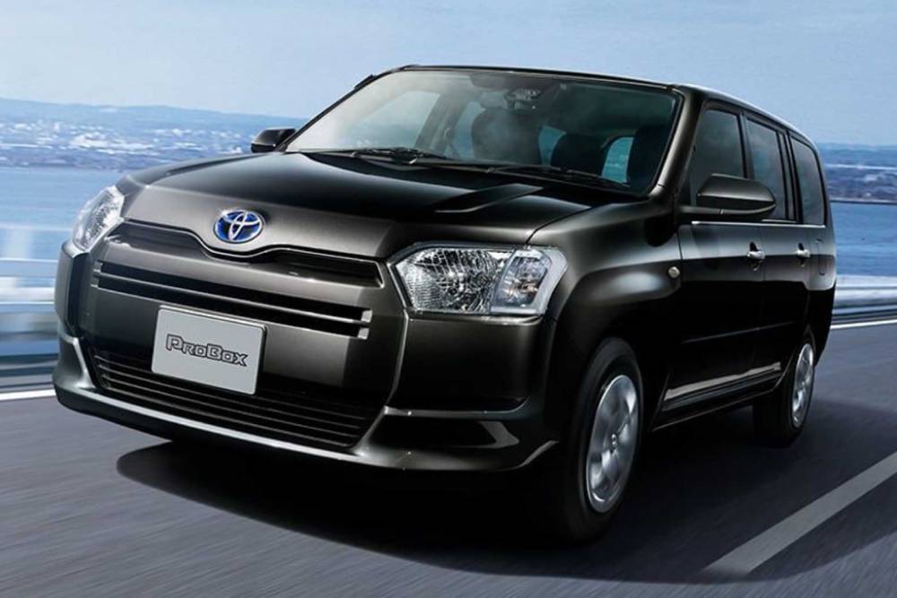 https://autogreeknews.gr/wp-content/uploads/2021/12/toyota-probox-front-on-road.jpg