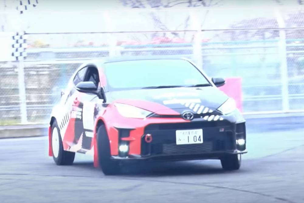 Ο πρόεδρος της Toyota «λιώνει» το GR Yaris (+video)