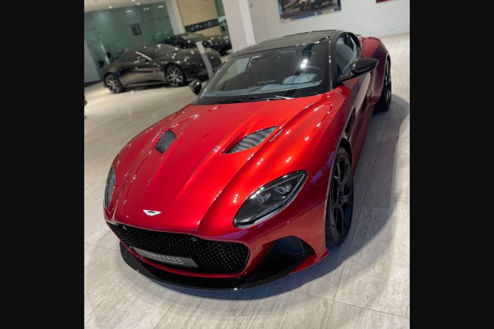 https://autogreeknews.gr/wp-content/uploads/2021/12/verstappens-aston-martin-dbs-superleggera-for-sale-02.jpg