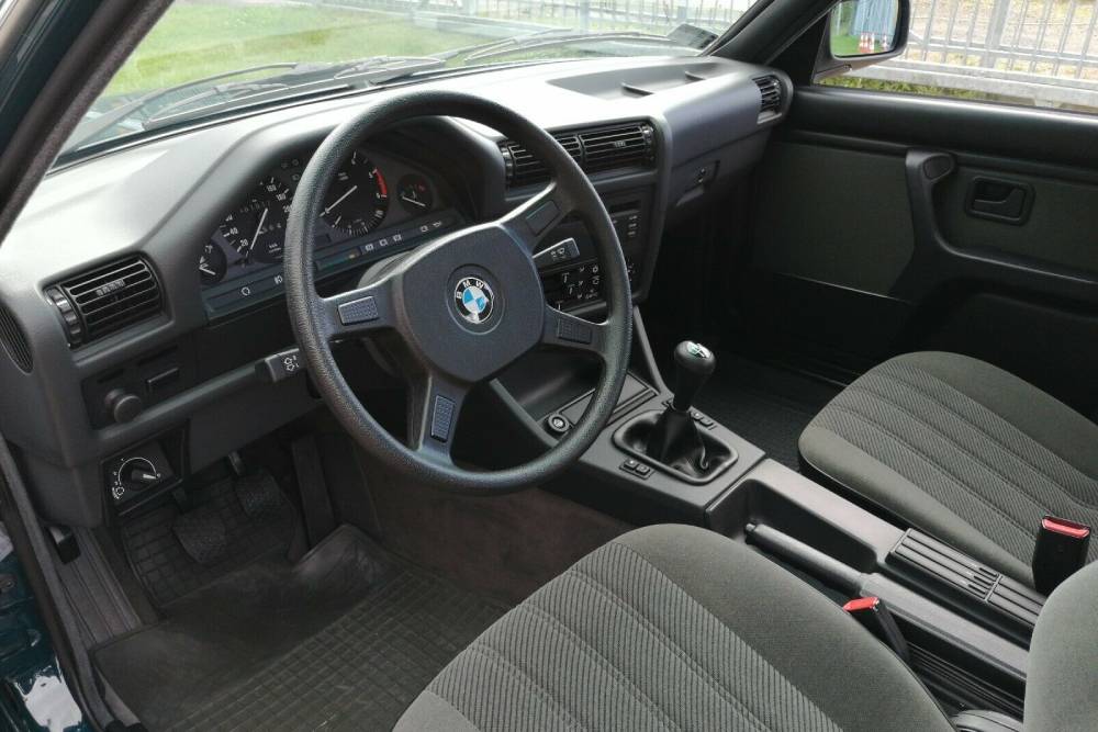 https://autogreeknews.gr/wp-content/uploads/2022/01/1990-bmw-324td-for-sale-10.jpg
